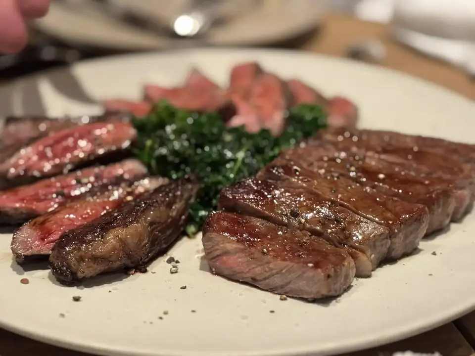 焼き上がったくまもとあか牛の赤身肉